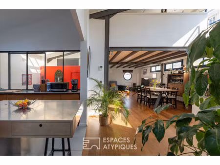 superbe loft lové dans une ancienne fabrique de vitrail .