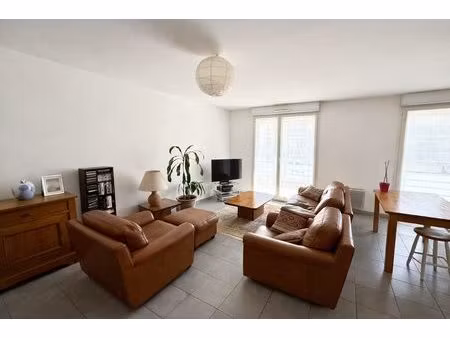 appartement t4 avec balcon et parkings – 86 m² – dernier é