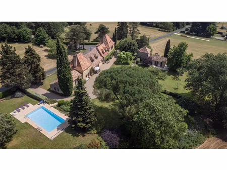 24150 charmant domaine   +/-392m2  10 ch  dépendance   piscine  +/-13ha