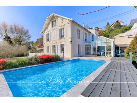 maisons-lafitte propriété de 10 pièces avec parc et piscine