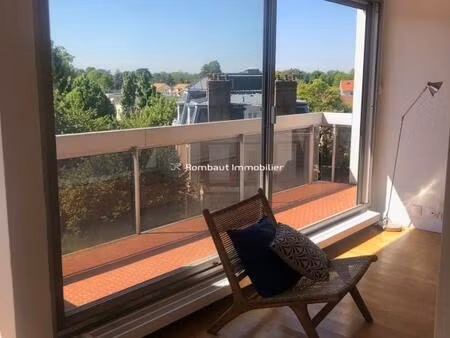 place berthet : 2 pièces meublés en dernier étage avec balcon