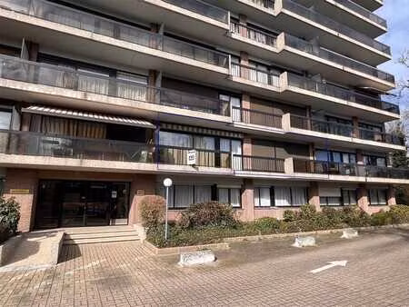 appartement de 2 chambres bien entretenu avec place de parki