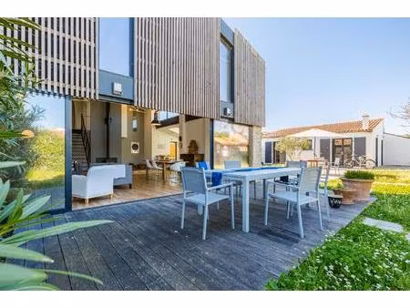 ancien hangar sublimé en loft d'exception avec jardin intimiste