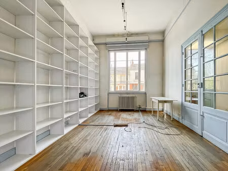 exclusivité era immobilier melun ? local de 135 m² avec terrasse en plein centre-ville de 