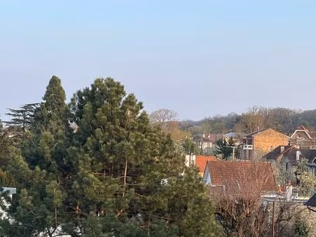 traversant  proche des écoles  collège  transports et commerces