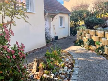 en exclusivité  pavillon de charme au calme avec vue dégagée.