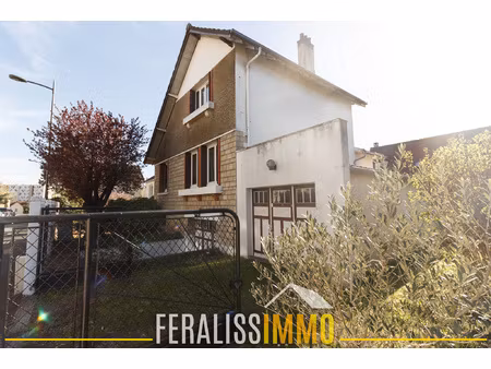 maison 2/3 chambres avec sous-sol total.