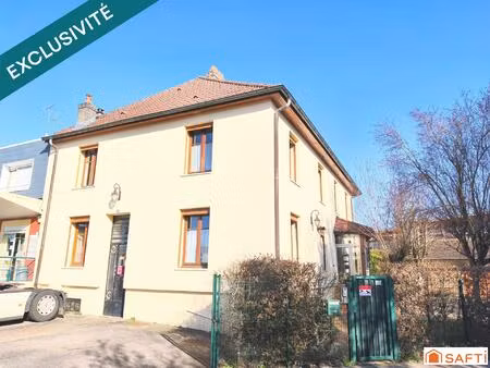 belle maison mitoyenne sur 2 niveaux plus sous-sol avec garage dans un quartier résidentie