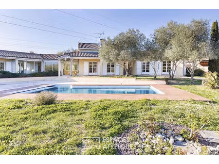 villa aux notes méditerranéennes avec piscine à muret