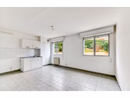 2 pièces cave et ascenseur  tram à pied  saint-barthélemy