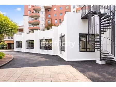 local commercial 12 pièces - 303 m²