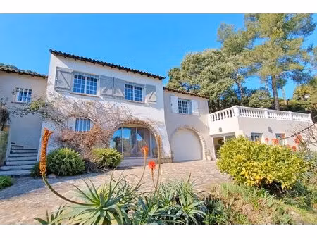 villa vue degagee - mer - secteur prise - hyeres - piscine - lumineuse