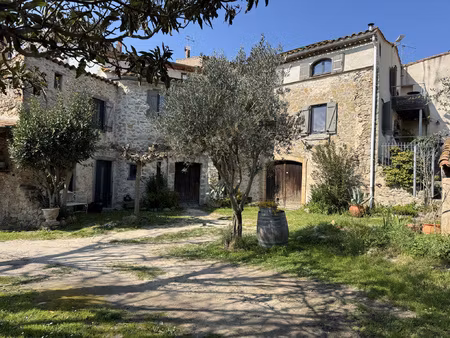 belle maison en pierre avec jardin et piscine
