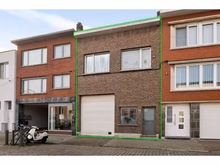 opbrengsteigendom met garages en appartement
