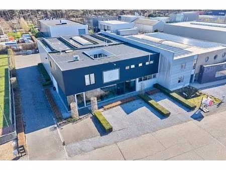multifunctioneel bedrijfsgebouw met appartement en buitenterrein