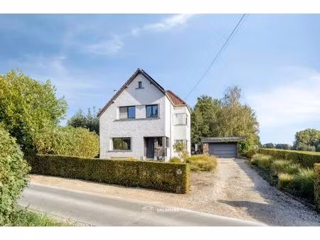 uniek gelegen woning ob met ruime garage & prachtige tuin...