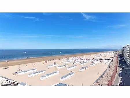 prachtig nieuwbouwappartement met drie slaapkamers en een adembenemend frontaal zeezicht.