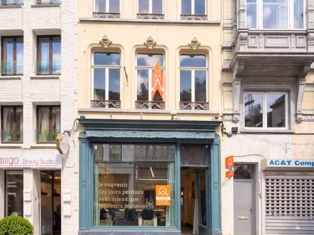 karaktervol handelspand (256 m²)met woonst in historisch gebouw