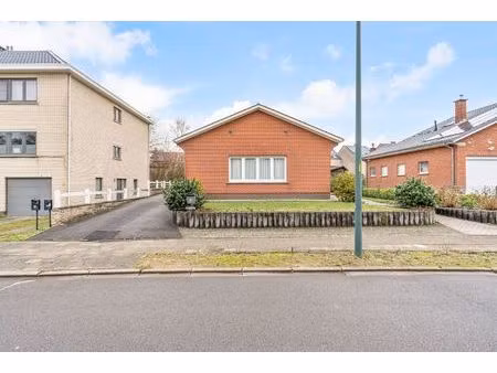 gelijkvloerse bungalow met 2 slaapkamers  garage en riante tuin op toplocatie