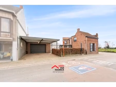 instapklare woning met 3 slaapkamers  garage 72m² en carport 39m² !!