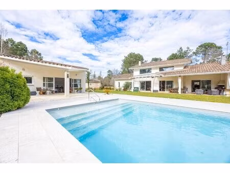 villa d’architecte d’environ 240m² - 80 m² pièce de vie – piscine chauffée – studio indépe