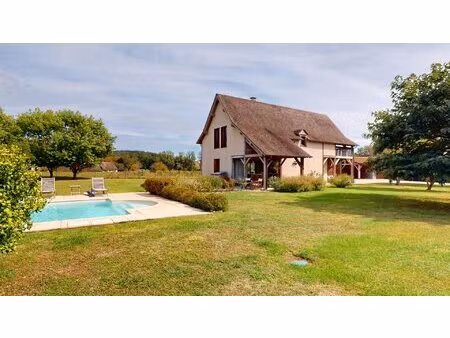 proche de montignac  maison en parfait état avec piscine sur plus de 2000 m² de terrain.