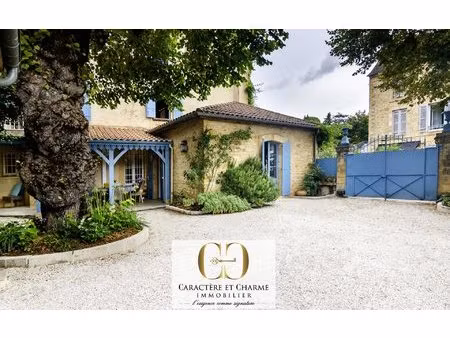 sarlat. propriété en pierre 340 m2 habitables - cour intérieure - ascenseur - prestations.