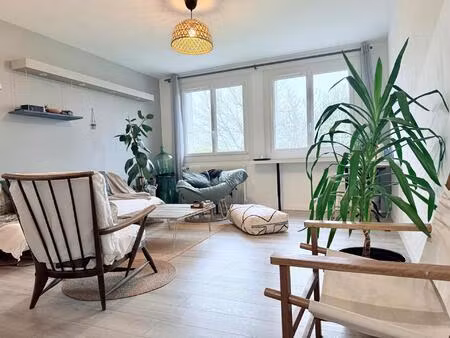 t2 rénové de 55 m² - parking sécurisé