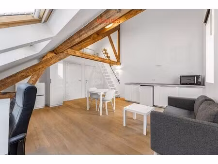 studentenkamer met hoogslaper nabij het station