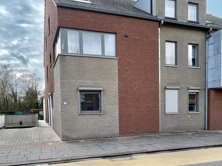 prachtig en ruim gelijkvloers appartement met 2 slaapkamers  privé-tuin en autostaanplaats