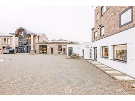 multifunctioneel kantoorgebouw met magazijnen