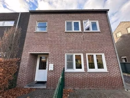 een nette  comfortabele gezinswoning met 3 slaapkamers  garage en tuin.