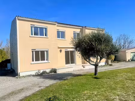 grande maison individuelle avec jardin et piscine