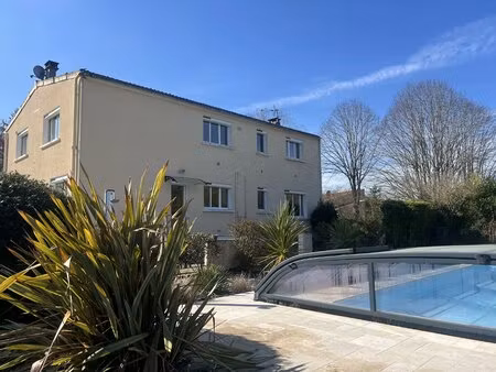 maison individuelle modernisée avec jardin et piscine