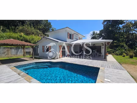 belle maison f4 en dur avec piscine  jardin au calme dans la