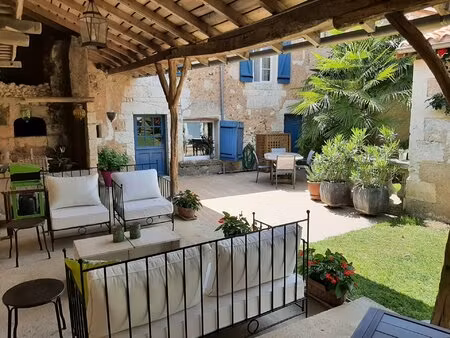 charmante maison de village rénovée avec magnifique espace de vie extérieur et jardin clos