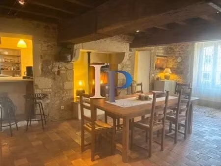 ancien prieure en pierre et son pigeonnier