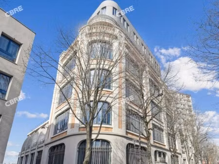 location local professionnel 3 877m²