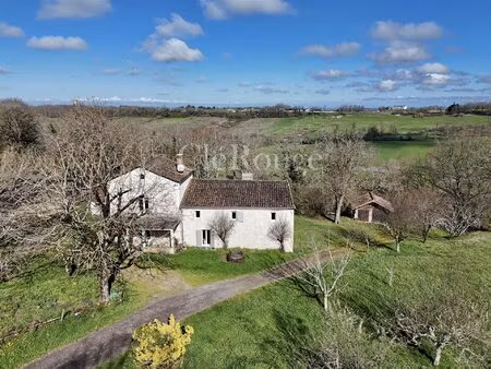 ensemble immobilier composé de deux habitations attenantes  niché dans un cadre exterieur.