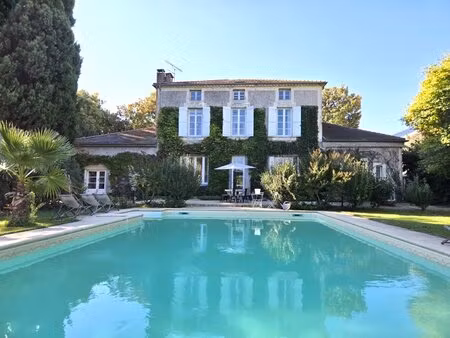 elégante maison de maître au charme authentique  avec piscine  tranquillité et un vaste...