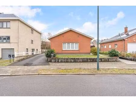 gelijkvloerse bungalow met 2 slaapkamers  garage en riant...