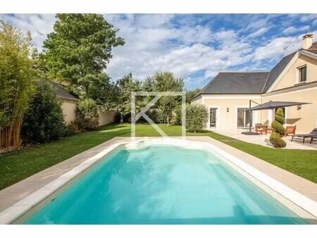 villa de standing avec grand garage  aux prestations irréprocha