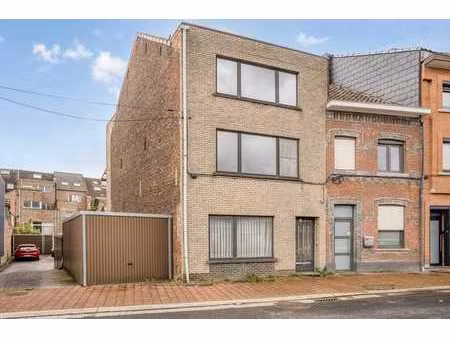 te verbouwen opbrengsteigendom met twee vergunde appartem...