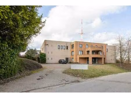 entrepôt 885 m² - atelier/showroom 580 m² - bureaux 305 m²