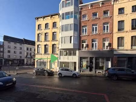 commerce remis à neuf avec espace privatif à l'étage