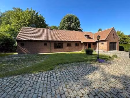 magnifique villa sise à orcq érigée sur environ 24 ares