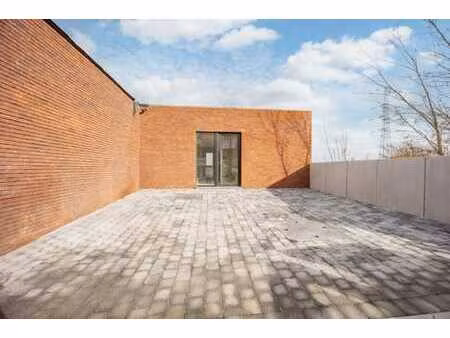 maison neuve 3 façades avec jardin et parkings