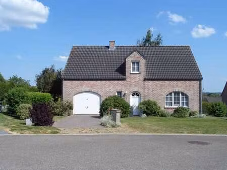 jolie villa 4 façades avec beau jardin.