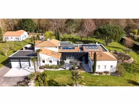 maison avec piscine et terrasse jazennes (17)