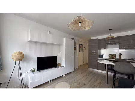 studio | charges comprises (eau chaude/froide  chauffage  él